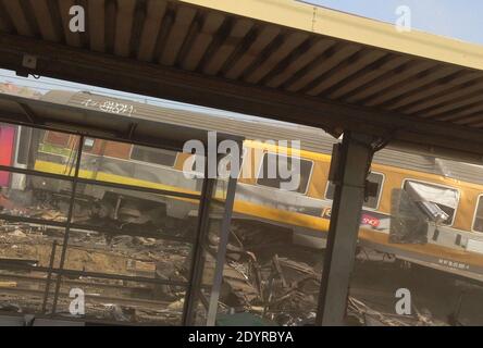 NESSUN WEB. NESSUN APPSO. ESCLUSIVO. Una vista della scena di un incidente ferroviario nella stazione di Bretigny-sur-Orge, a sud di Parigi, Francia il 12 luglio 2013. Un treno passeggeri impattato scivolò fuori dalle sue rotaie dopo aver lasciato Parigi, lasciando sette persone credute morte e dozzine feriti come vagoni sbattuti l'uno contro l'altro e rovesciati, le autorità hanno detto. Foto di Karim/ABACAPRESS.COM Foto Stock