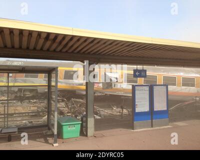 NESSUN WEB. NESSUN APPSO. ESCLUSIVO. Una vista della scena di un incidente ferroviario nella stazione di Bretigny-sur-Orge, a sud di Parigi, Francia il 12 luglio 2013. Un treno passeggeri impattato scivolò fuori dalle sue rotaie dopo aver lasciato Parigi, lasciando sette persone credute morte e dozzine feriti come vagoni sbattuti l'uno contro l'altro e rovesciati, le autorità hanno detto. Foto di Karim/ABACAPRESS.COM Foto Stock