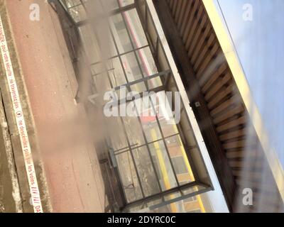 NESSUN WEB. NESSUN APPSO. ESCLUSIVO. Una vista della scena di un incidente ferroviario nella stazione di Bretigny-sur-Orge, a sud di Parigi, Francia il 12 luglio 2013. Un treno passeggeri impattato scivolò fuori dalle sue rotaie dopo aver lasciato Parigi, lasciando sette persone credute morte e dozzine feriti come vagoni sbattuti l'uno contro l'altro e rovesciati, le autorità hanno detto. Foto di Karim/ABACAPRESS.COM Foto Stock