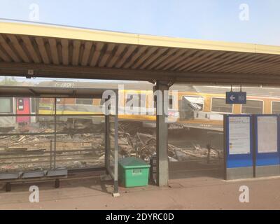 NESSUN WEB. NESSUN APPSO. ESCLUSIVO. Una vista della scena di un incidente ferroviario nella stazione di Bretigny-sur-Orge, a sud di Parigi, Francia il 12 luglio 2013. Un treno passeggeri impattato scivolò fuori dalle sue rotaie dopo aver lasciato Parigi, lasciando sette persone credute morte e dozzine feriti come vagoni sbattuti l'uno contro l'altro e rovesciati, le autorità hanno detto. Foto di Karim/ABACAPRESS.COM Foto Stock