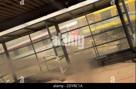 NESSUN WEB. NESSUN APPSO. ESCLUSIVO. Una vista della scena di un incidente ferroviario nella stazione di Bretigny-sur-Orge, a sud di Parigi, Francia il 12 luglio 2013. Un treno passeggeri impattato scivolò fuori dalle sue rotaie dopo aver lasciato Parigi, lasciando sette persone credute morte e dozzine feriti come vagoni sbattuti l'uno contro l'altro e rovesciati, le autorità hanno detto. Foto di Karim/ABACAPRESS.COM Foto Stock