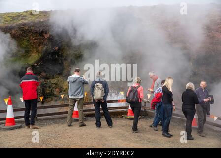 Vistori alle sorgenti di acqua calda a Deildartunguhver, Islanda Foto Stock