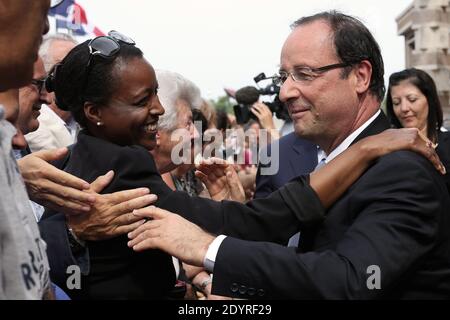 Il presidente francese Francois Hollande saluta una donna mentre lascia la fabbrica farmaceutica AstraZeneca Dunkerque Production (AZDP) dopo una visita durante un viaggio incentrato sull'occupazione, a Dunkerque, nel nord-est della Francia, il 23 luglio 2013. Foto di Stephane Lemouton/ABACAPRESS.COM Foto Stock