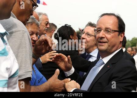 Il presidente francese Francois Hollande saluta la gente mentre lascia la fabbrica farmaceutica di AstraZeneca Dunkerque Production (AZDP) dopo una visita durante un viaggio incentrato sull'occupazione, a Dunkerque, nel nord-est della Francia, il 23 luglio 2013. Foto di Stephane Lemouton/ABACAPRESS.COM Foto Stock