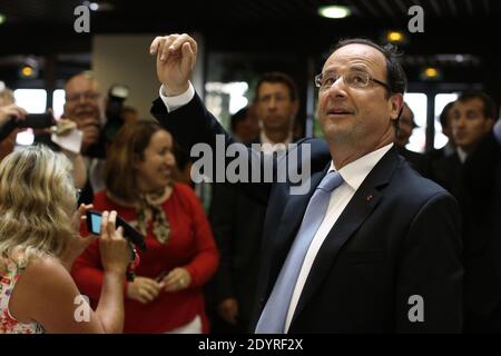 Il presidente francese Francois Hollande saluta la gente mentre lascia la fabbrica farmaceutica di AstraZeneca Dunkerque Production (AZDP) dopo una visita durante un viaggio incentrato sull'occupazione, a Dunkerque, nel nord-est della Francia, il 23 luglio 2013. Foto di Stephane Lemouton/ABACAPRESS.COM Foto Stock