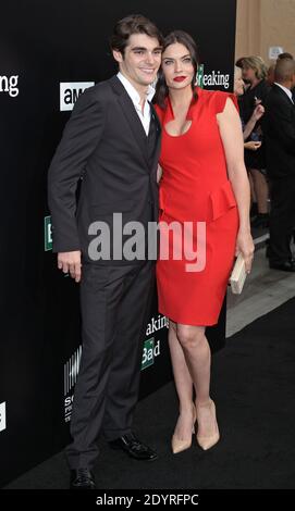 RJ Mitte, Jodi Lyn o'Keefe, AMC's Premiere per l'ultima stagione di Breaking Bad ai Sony Studios di Culver City, Los Angeles, CA, USA, 24 luglio 2013 (nella foto: RJ Mitte, Jodi Lyn o'Keefe) Foto di Baxter/ABACAPRESS.COM Foto Stock