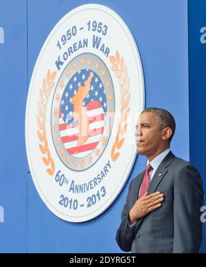 Il presidente degli Stati Uniti Barack Obama è al corrente del fatto che lo Star Spangled Banner viene giocato prima di esprimere commenti che segnano il 60° anniversario dell'armistizio della guerra coreana al Korean War Veterans Memorial di Washington, D.C., USA, sabato 27 luglio 2013. Foto di Ron Sachs/piscina/ABACAPRESS.COM Foto Stock