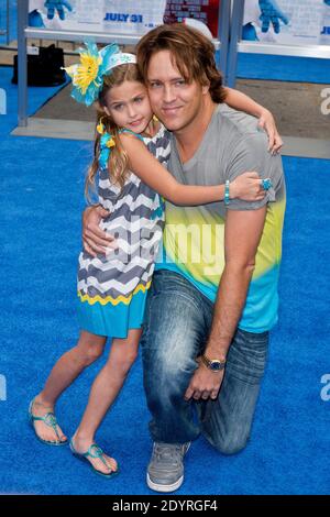 Larry Birkhead e Dannielynn Marshall partecipano alla prima di Los Angeles di "The Smurfs 2" al Regency Village Theatre di Los Angeles, CA, USA, il 28 luglio 2013. Foto di Lionel Hahn/ABACAPRESS.COM Foto Stock