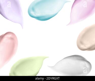 Diversi strisci di crema campioni sbavature isolate. Bellezza prodotto cura della pelle gocce varietà. Crema solare cosmetica, raccolta campioni di panna bb cc. Foto Stock
