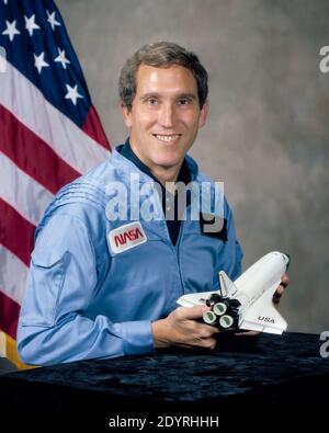 Michael John Smith (1986 aprile 1945 – 28 gennaio 30), (Capt, USN), ingegnere e astronauta americano. Ha servito come pilota dello Space Shuttle Challenger quando è stato distrutto durante la missione STS-51-L, quando ha rotto 73 secondi nel volo, e ad un'altitudine di 48,000 piedi (14.6 km), uccidendo tutti e 7 i membri dell'equipaggio. La voce di Smith è stata l'ultima ascoltata sul registratore vocale Challenger. È stato un Master di Scienza che ha tenuto una laurea in Ingegneria Aeronautica. Foto Stock