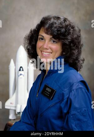 Judith Arlene Resnik (5 aprile 1949 – 28 gennaio 1986) ingegnere elettrico americano, ingegnere software, ingegnere biomedico, pilota e astronauta della NASA che morì a bordo dello Space Shuttle Challenger quando fu distrutto durante il lancio della missione STS-51-L. Resnik è stata la seconda donna americana nello spazio e la quarta donna nello spazio in tutto il mondo, con 145 ore di orbita. Era la prima donna ebrea di qualsiasi nazionalità nello spazio. L'IEEE Judith Resnik Award per l'ingegneria spaziale è stato nominato in suo onore. Foto Stock