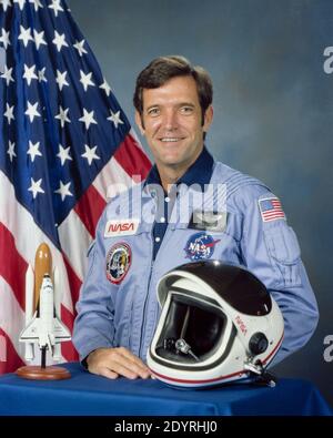 Francis Richard Scobee (19 maggio 1939 – 28 gennaio 1986) pilota, ingegnere e astronauta americano. Fu ucciso mentre comandava lo Space Shuttle Challenger nel 1986, che subì un catastrofico fallimento durante il lancio della missione STS-51-L. Foto Stock