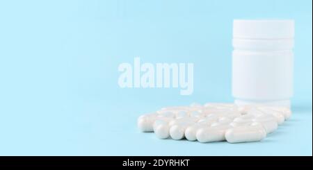 Capsule mediche di glucosamina condroitina, aminoacidi, maltodestrina su superficie blu. Integratori farmaceutici. Foto Stock