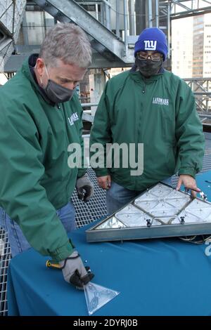 27 dicembre 2020, New York, New York, Stati Uniti: 27 dicembre 2020 New York City . I lavoratori sul tetto di One Times Square preparano la palla di Capodanno sostituendo .Crystals e controllando il cablaggio per la grande notte (immagine di credito: © Bruce Cotler/ZUMA Wire) Foto Stock