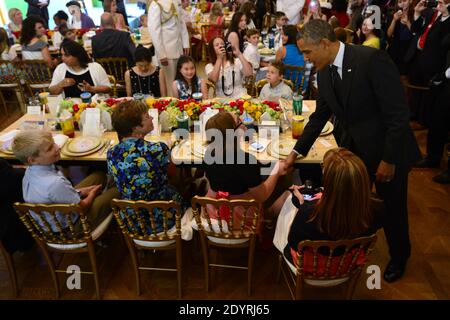 Il presidente DEGLI STATI UNITI Barack Obama (R) saluta i vincitori e le loro famiglie durante la seconda cena annuale "Kids' state Dinner", nella Sala Est della Casa Bianca a Washington DC, USA, il 09 luglio 2013. La "cena al ristorante" offre una selezione di ricette vincenti e premia cinquantaquattro vincitori che rappresentano tutti gli stati Uniti, tre territori e il Distretto della Columbia. Foto di Michael Reynolds/piscina/ABACAPRESS.COM Foto Stock