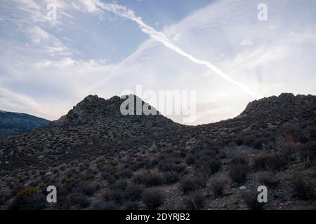 Si tratta di un vecchio sito minerario, vicino a Buttermilk Road nelle colline sopra Bishop, Inyo County, CA, USA. Foto Stock