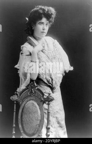 James J. 'Molly' Brown, Mrs J.J Brown, sopravvissuta americana al Titanic, Margaret Brown (nata Tobin; 18 luglio 1867 – 26 ottobre 1932), postumo conosciuto come 'l'insinsita Molly Brown' raffigurato con Capt A.H. Rostron Foto Stock