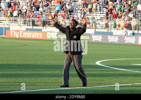 La stella brasiliana di calcio e l'ex giocatore di Cosmo Pele ondeggia alla folla prima della partita del Cosmo di New York alla Hofstra University di Hempstead, New York il 3 agosto 2013.Foto di Charles Guerin/ABACAPRESS.COM Foto Stock