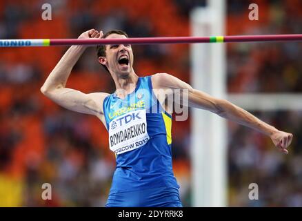 Bohdan Bondarenko dell'Ucraina ha sgomberato 2.41 metri nel salto alto degli uomini durante i Campionati Mondiali di Ateletica, allo Stadio Luzhniki a Mosca, Russia, il 15 agosto 2013. Bodarenko ha vinto l'oro nell'evento. Foto di Giuliano Bevilacqua/ABACAPRESS.COM Foto Stock