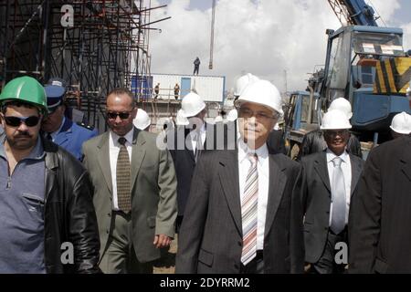 La foto del file del 29 aprile 2007 mostra l'allora ministro dell'energia algerino Chekib Khelil (C). Khelil, 74 anni, è voluto insieme ad altri otto, tra cui sua moglie e due figli, per "corruzione, abuso di autorità e appartenenza a una rete criminale internazionale". Lo scandalo della corruzione scoppiò nel gennaio 2010 e contaminò la reputazione di Khelil, costringendolo a dimettersi. Ma quando è stata lanciata una nuova sonda a febbraio, ha fatto il pieno e lasciato per gli Stati Uniti, apparentemente una scelta saggia dal momento che gli Stati Uniti non hanno un trattato di estradizione con l'Algeria. Foto di Billal Bensalem/ABACAPRESS.COM Foto Stock