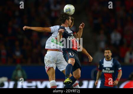 Maxwell di PSG ha combattuto Paul Lasne di Ajaccio durante la prima partita di calcio della Lega francese, PSG vs Ajaccio a Parigi, Francia, il 18 agosto 2013. PSG e Ajaccio hanno disegnato 1-1 Foto di Henri Szwark/ABACAPRESS.COM Foto Stock