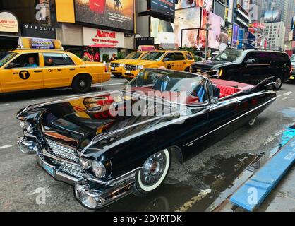 Lady Gaga è visto arrivare al 'Good Morning America Show' in una macchina convertibile su Times Square, New York, NY, USA il 19 agosto 2013. Foto di Morgan Dessalles/ABACAPRESS.COM Foto Stock