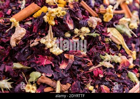 Fiori secchi petali fondo texture closeup. Macro tisana primo piano. Messa a fuoco selettiva Foto Stock