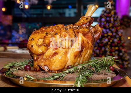 Un delizioso prosciutto glassato di ananas in un ambiente di Natale. Foto Stock