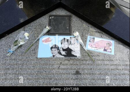 Vista della fiamma della libertà, che è diventata un memoriale non ufficiale della principessa Diana, è raffigurata prima del 16 ° anniversario della sua morte, vicino al sito del crash auto nel tunnel Pont de l'Alma, a Parigi, Francia il 29 agosto 2013. Foto di Mousse/ABACAPRESS.COM Foto Stock