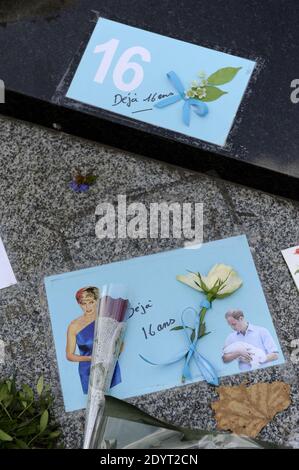 Vista della fiamma della libertà, che è diventata un memoriale non ufficiale della principessa Diana, è raffigurata prima del 16 ° anniversario della sua morte, vicino al sito del crash auto nel tunnel Pont de l'Alma, a Parigi, Francia il 29 agosto 2013. Foto di Mousse/ABACAPRESS.COM Foto Stock