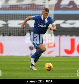 Londra, Regno Unito. 27 Dicembre 2020. DaN Burn di Brighton & Hove Albion in azione durante la partita della Premier League tra West Ham United e Brighton e Hove Albion allo stadio di Londra, Queen Elizabeth Olympic Park, Londra, Inghilterra, il 27 dicembre 2020. Foto di Ken Sparks. Solo per uso editoriale, è richiesta una licenza per uso commerciale. Nessun utilizzo nelle scommesse, nei giochi o nelle pubblicazioni di un singolo club/campionato/giocatore. Credit: UK Sports Pics Ltd/Alamy Live News Foto Stock