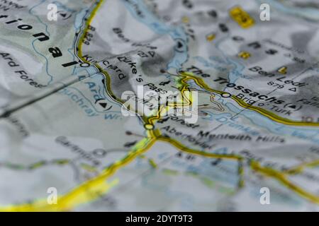 Dettaglio di una mappa stradale della scozia contrassegnata con testo Area del marcatore i Trossachs Foto Stock