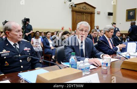 Il Segretario alla Difesa Chuck Hagel, Presidente del Capo congiunto del personale Generale Martin Dempsey e Segretario di Stato John Kerry testimoniano ad un'audizione della Commissione Affari Esteri della Camera sulla Siria presso il Rayburn House Office Building, 4 settembre 2013 a Washington, DC, USA. Foto di Olivier Douliery/ABACAPRESS.COM Foto Stock