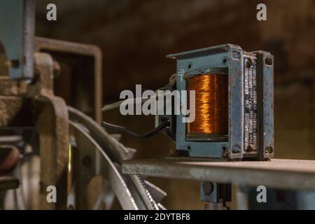 Primo piano di una vecchia bobina elettrica nell'industria abbandonata impianto con fili di rame Foto Stock