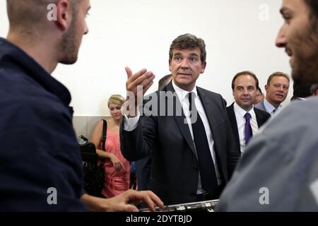 Il Ministro francese del rinnovamento industriale e dell'industria alimentare Arnaud Montebourg, affiancato dal vice e sindaco di Drancy dell'UMP, Jean-Christophe Lagarde, visita l'Institut du Cycle et du Motocycle INCM (Istituto nazionale del ciclo e della motocicletta), a le Bourget, a nord-est di Parigi, Francia, il 05 settembre 2013. Foto di Stephane Lemouton/ABACAPRESS.COM Foto Stock