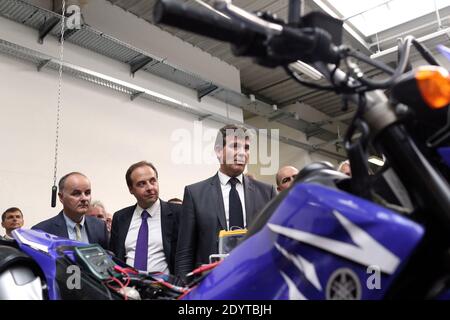 Il Ministro francese del rinnovamento industriale e dell'industria alimentare Arnaud Montebourg, affiancato dal vice e sindaco di Drancy dell'UMP, Jean-Christophe Lagarde, visita l'Institut du Cycle et du Motocycle INCM (Istituto nazionale del ciclo e della motocicletta), a le Bourget, a nord-est di Parigi, Francia, il 05 settembre 2013. Foto di Stephane Lemouton/ABACAPRESS.COM Foto Stock