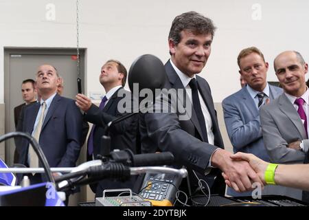 Il Ministro francese del rinnovamento industriale e dell'industria alimentare Arnaud Montebourg, affiancato dal vice e sindaco di Drancy dell'UMP, Jean-Christophe Lagarde, visita l'Institut du Cycle et du Motocycle INCM (Istituto nazionale del ciclo e della motocicletta), a le Bourget, a nord-est di Parigi, Francia, il 05 settembre 2013. Foto di Stephane Lemouton/ABACAPRESS.COM Foto Stock