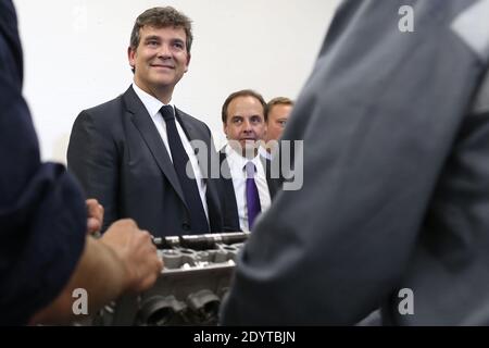 Il Ministro francese del rinnovamento industriale e dell'industria alimentare Arnaud Montebourg, affiancato dal vice e sindaco di Drancy dell'UMP, Jean-Christophe Lagarde, visita l'Institut du Cycle et du Motocycle INCM (Istituto nazionale del ciclo e della motocicletta), a le Bourget, a nord-est di Parigi, Francia, il 05 settembre 2013. Foto di Stephane Lemouton/ABACAPRESS.COM Foto Stock