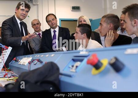 Il Ministro francese del rinnovamento industriale e dell'industria alimentare Arnaud Montebourg, affiancato dal vice e sindaco di Drancy dell'UMP, Jean-Christophe Lagarde, visita l'Institut du Cycle et du Motocycle INCM (Istituto nazionale del ciclo e della motocicletta), a le Bourget, a nord-est di Parigi, Francia, il 05 settembre 2013. Foto di Stephane Lemouton/ABACAPRESS.COM Foto Stock