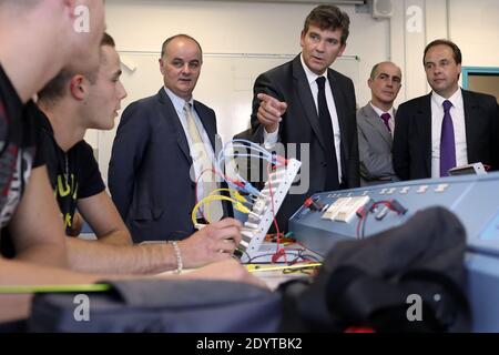 Il Ministro francese del rinnovamento industriale e dell'industria alimentare Arnaud Montebourg, affiancato dal vice e sindaco di Drancy dell'UMP, Jean-Christophe Lagarde, visita l'Institut du Cycle et du Motocycle INCM (Istituto nazionale del ciclo e della motocicletta), a le Bourget, a nord-est di Parigi, Francia, il 05 settembre 2013. Foto di Stephane Lemouton/ABACAPRESS.COM Foto Stock