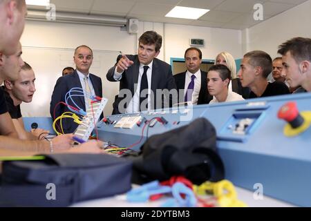 Il Ministro francese del rinnovamento industriale e dell'industria alimentare Arnaud Montebourg, affiancato dal vice e sindaco di Drancy dell'UMP, Jean-Christophe Lagarde, visita l'Institut du Cycle et du Motocycle INCM (Istituto nazionale del ciclo e della motocicletta), a le Bourget, a nord-est di Parigi, Francia, il 05 settembre 2013. Foto di Stephane Lemouton/ABACAPRESS.COM Foto Stock