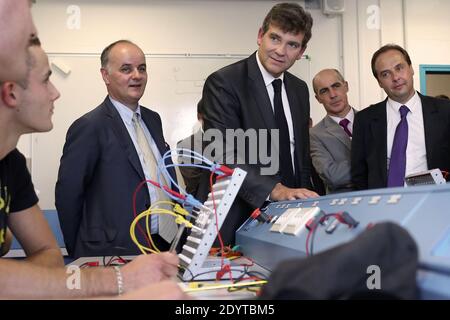 Il Ministro francese del rinnovamento industriale e dell'industria alimentare Arnaud Montebourg, affiancato dal vice e sindaco di Drancy dell'UMP, Jean-Christophe Lagarde, visita l'Institut du Cycle et du Motocycle INCM (Istituto nazionale del ciclo e della motocicletta), a le Bourget, a nord-est di Parigi, Francia, il 05 settembre 2013. Foto di Stephane Lemouton/ABACAPRESS.COM Foto Stock