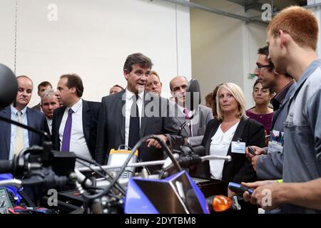 Il Ministro francese del rinnovamento industriale e dell'industria alimentare Arnaud Montebourg, affiancato dal vice e sindaco di Drancy dell'UMP, Jean-Christophe Lagarde, visita l'Institut du Cycle et du Motocycle INCM (Istituto nazionale del ciclo e della motocicletta), a le Bourget, a nord-est di Parigi, Francia, il 05 settembre 2013. Foto di Stephane Lemouton/ABACAPRESS.COM Foto Stock