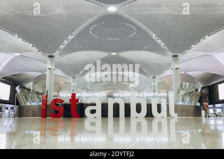 Lettere di Istanbul in rosso e bianco all'interno dell'aeroporto di Istanbul per scattare foto. Istanbul, Turchia - 27 settembre 2019 Foto Stock