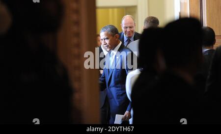 Il presidente Barack Obama parla con i senatori al Campidoglio il 10 2013 settembre a Washington, DC, USA. Foto di Olivier Douliery/ABACAPRESS.COM Foto Stock