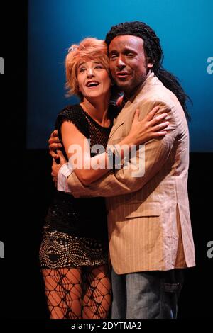 Romane Bohringer, Bruno Salomone che ha eseguito la riproduzione Melodrames durante una chiamata in tenda al teatro Pepiniere di Parigi, Francia, il 14 settembre 2013. Foto di Alban Wyters/ABACAPRESS.COM Foto Stock