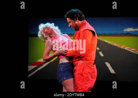 Romane Bohringer, Bruno Salomone che ha eseguito la riproduzione Melodrames durante una chiamata in tenda al teatro Pepiniere di Parigi, Francia, il 14 settembre 2013. Foto di Alban Wyters/ABACAPRESS.COM Foto Stock