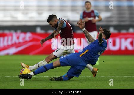 Londra, Regno Unito. 27 Dicembre 2020. Manuel Lanzini di West Ham United viene sfidato da Solly March di Brighton & Hove Albion durante la partita della Premier League tra West Ham United e Brighton e Hove Albion allo stadio di Londra, Queen Elizabeth Olympic Park, Londra, Inghilterra, il 27 dicembre 2020. Foto di Ken Sparks. Solo per uso editoriale, è richiesta una licenza per uso commerciale. Nessun utilizzo nelle scommesse, nei giochi o nelle pubblicazioni di un singolo club/campionato/giocatore. Credit: UK Sports Pics Ltd/Alamy Live News Foto Stock
