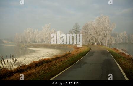 Una bella mattina invernale sui laghi all'alba Foto Stock