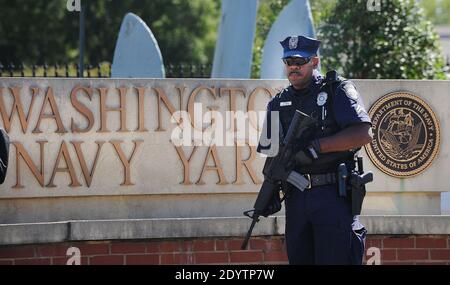 Un ufficiale di polizia si trova al cancello anteriore del Washington Naval Yard 17 settembre 2013 a Washington, DC, USA. Ieri un appaltatore della difesa di nome Aaron Alexis presumibilmente ha ucciso almeno 13 persone durante un rampage di tiro al Navy Yard. Foto di Olivier Douliery/ABACAPRESS.COM Foto Stock